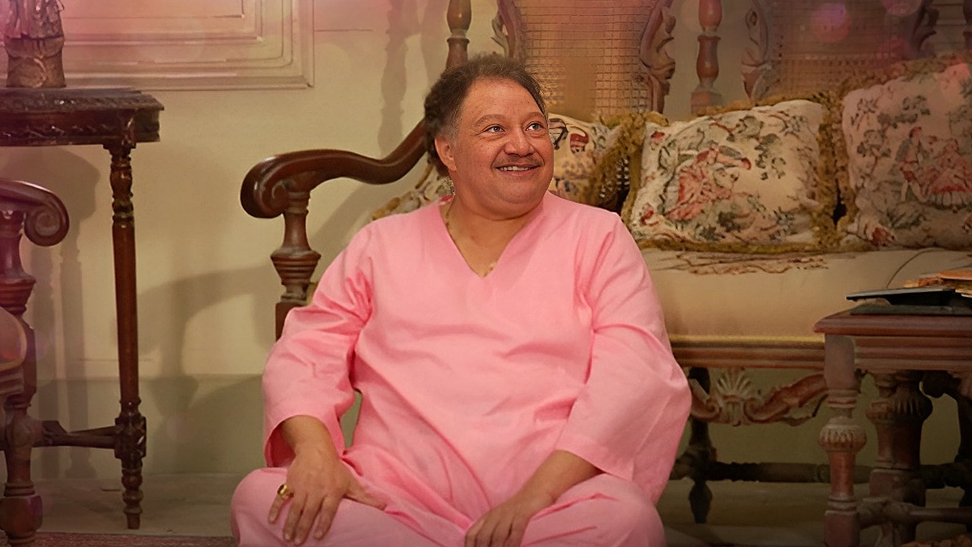 يتربى في عزّو