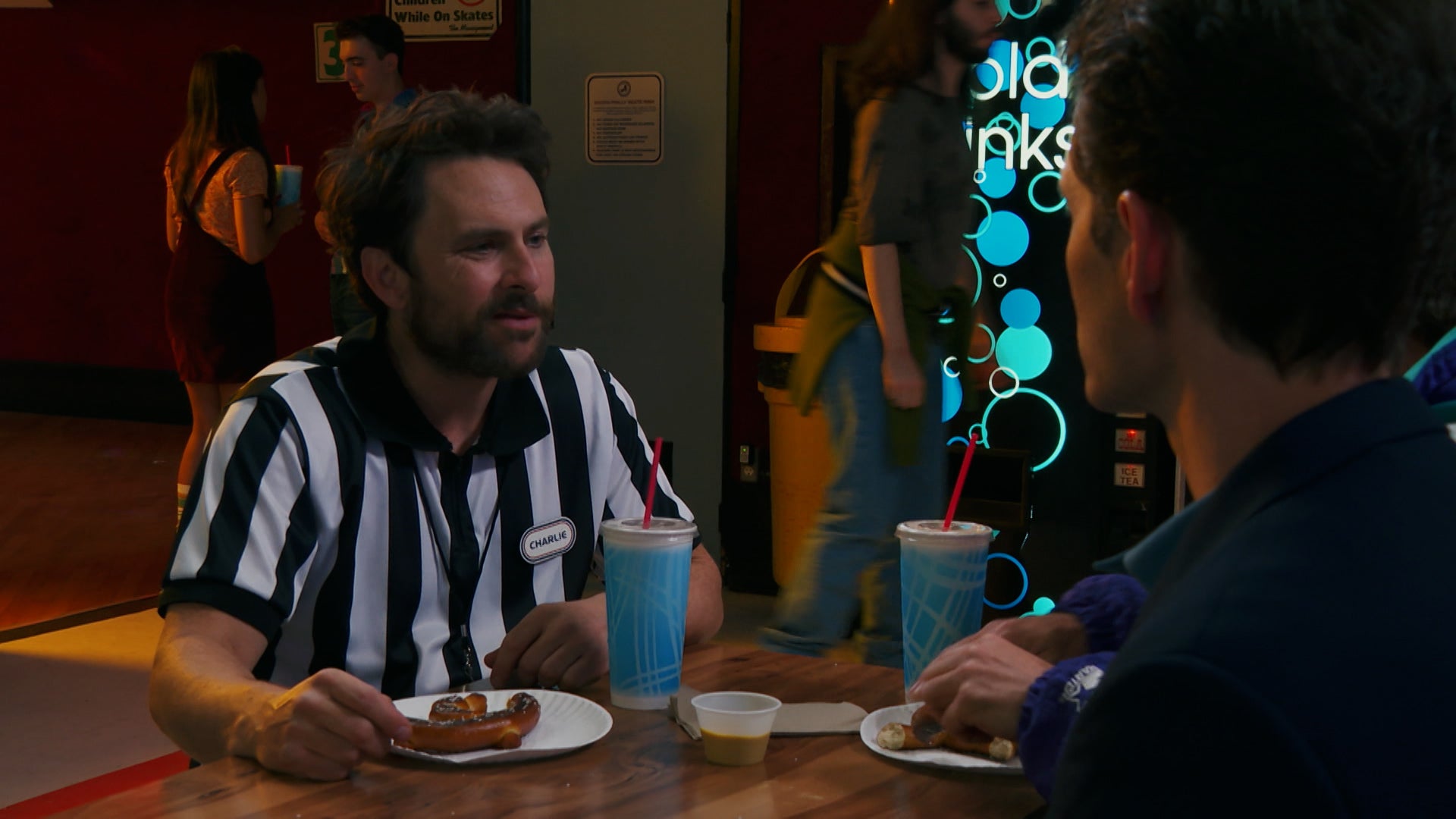 إتس أولوايز ساني إن فيلادلفيا الموسم 15 الحلقة 3 ذا غانغ بايز ايه رولر رينك