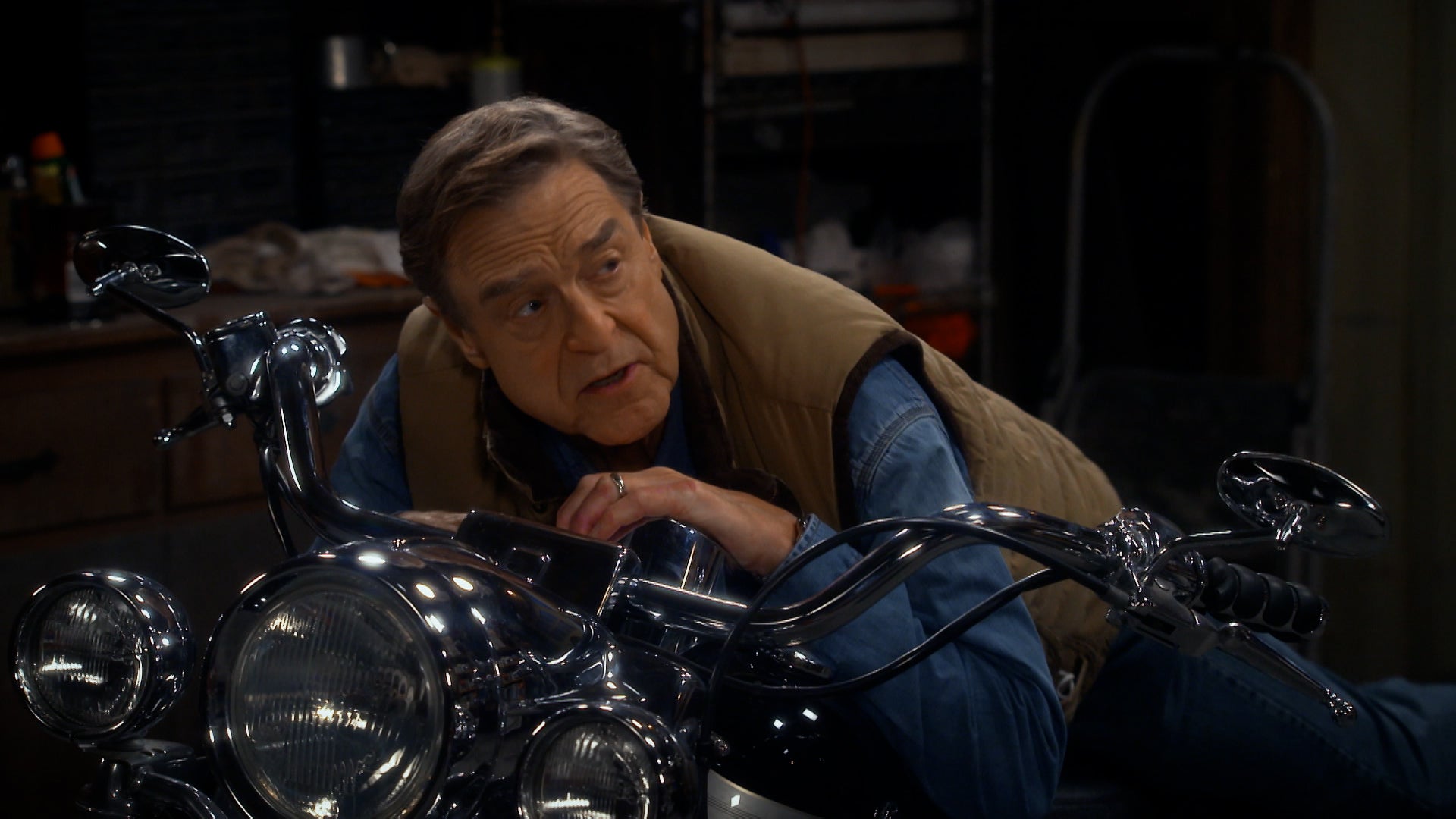 ذا كونرز الموسم 5 الحلقة 16 هايدينغ إن أند موفينغ أوت