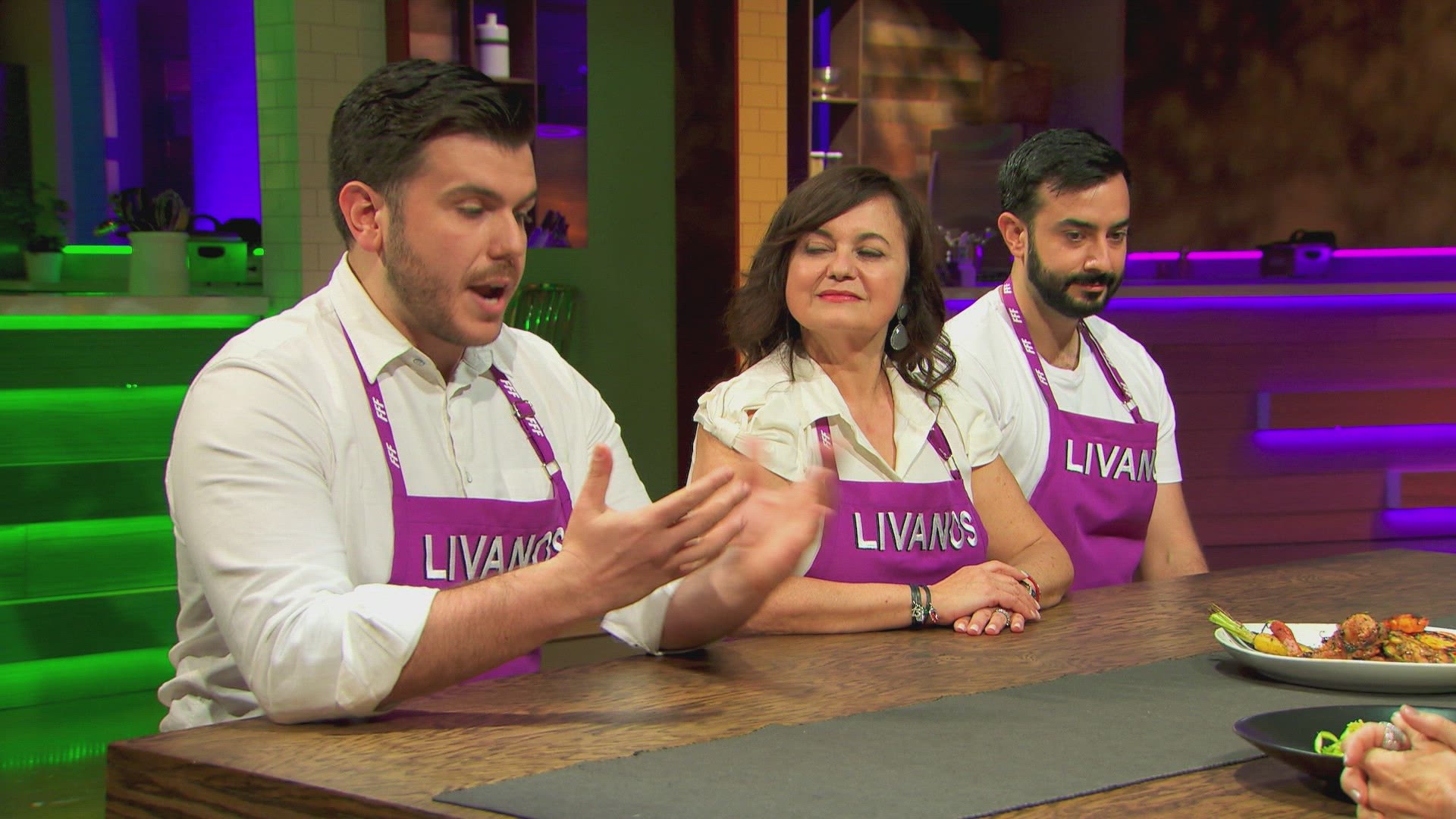 Family Food Fight Season 8 Episode 7 Recipe Relay / What's On The Menu?