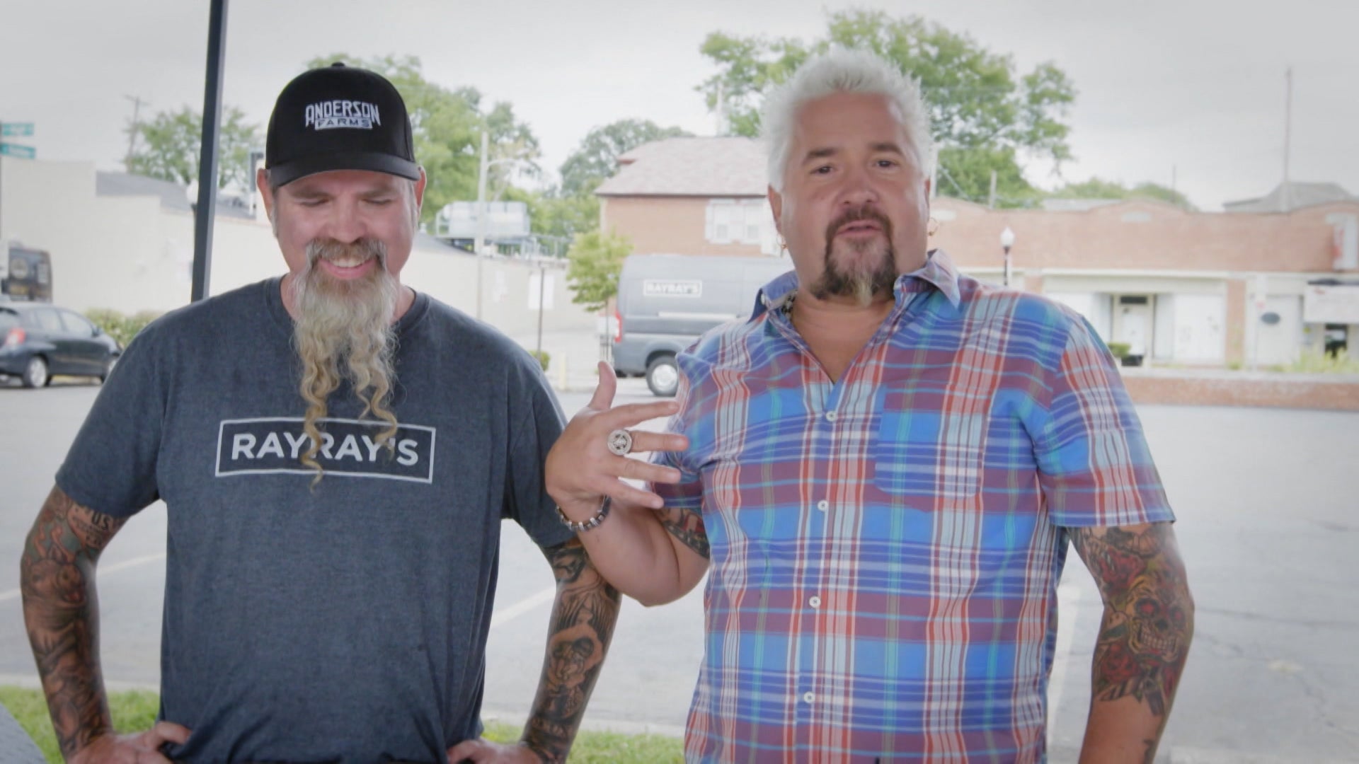 داينرز، درايف إنز آند دايفز الموسم 27 الحلقة 9 كوليغتاون تشامبس