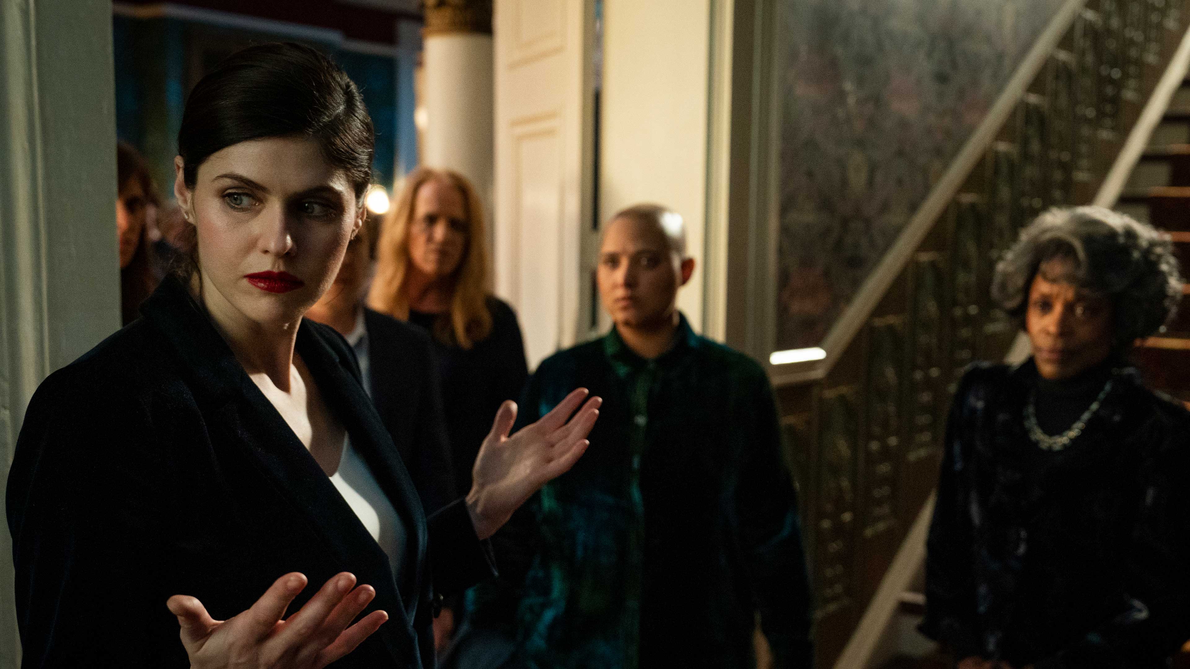 أن ريسيز مايفير ويتشيز الموسم 2 الحلقة 3 غطي المرايا