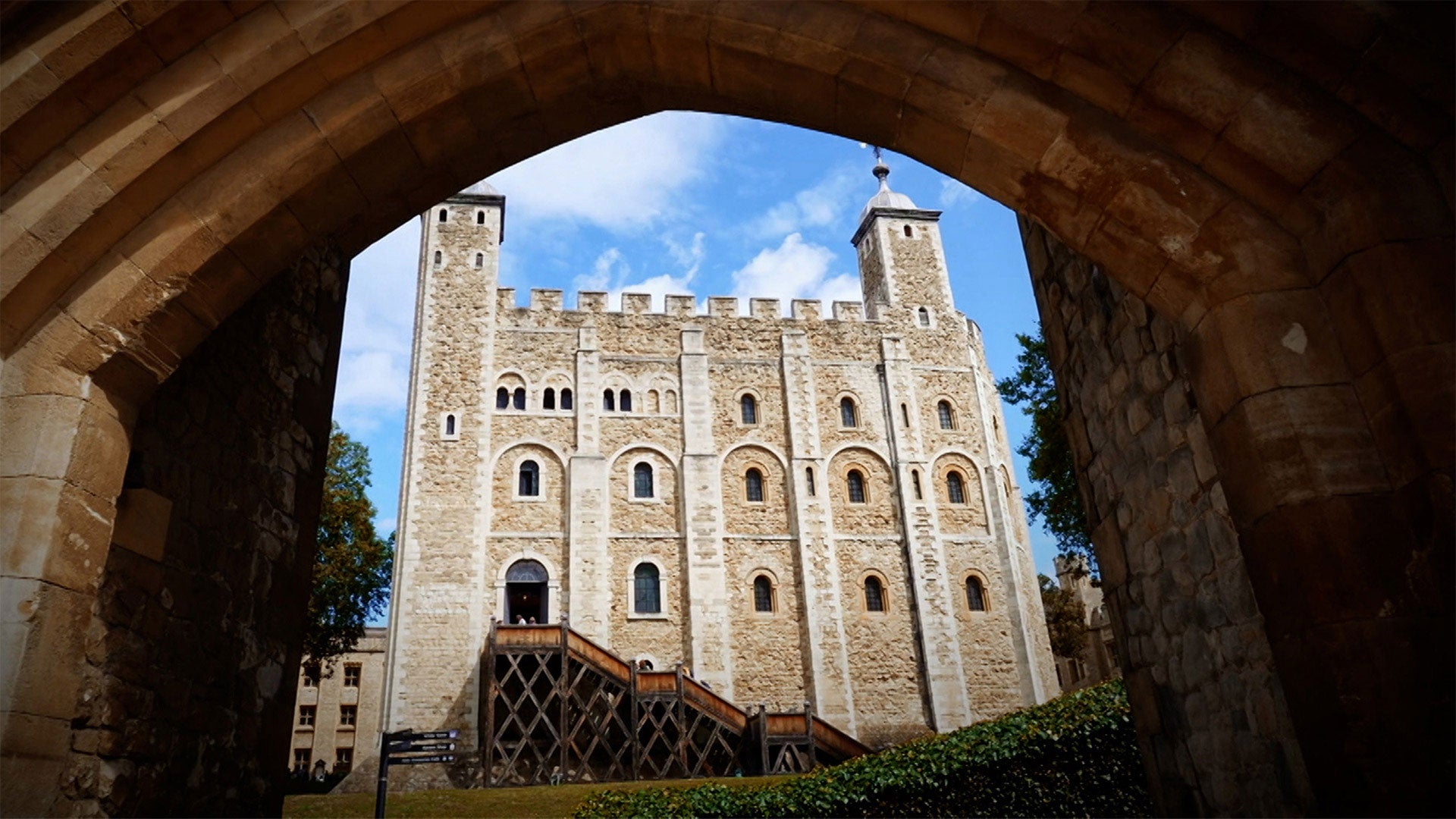 هولي مارفلز ويذ دينيس كويد الموسم 2 الحلقة 2 قلاع مقدسة