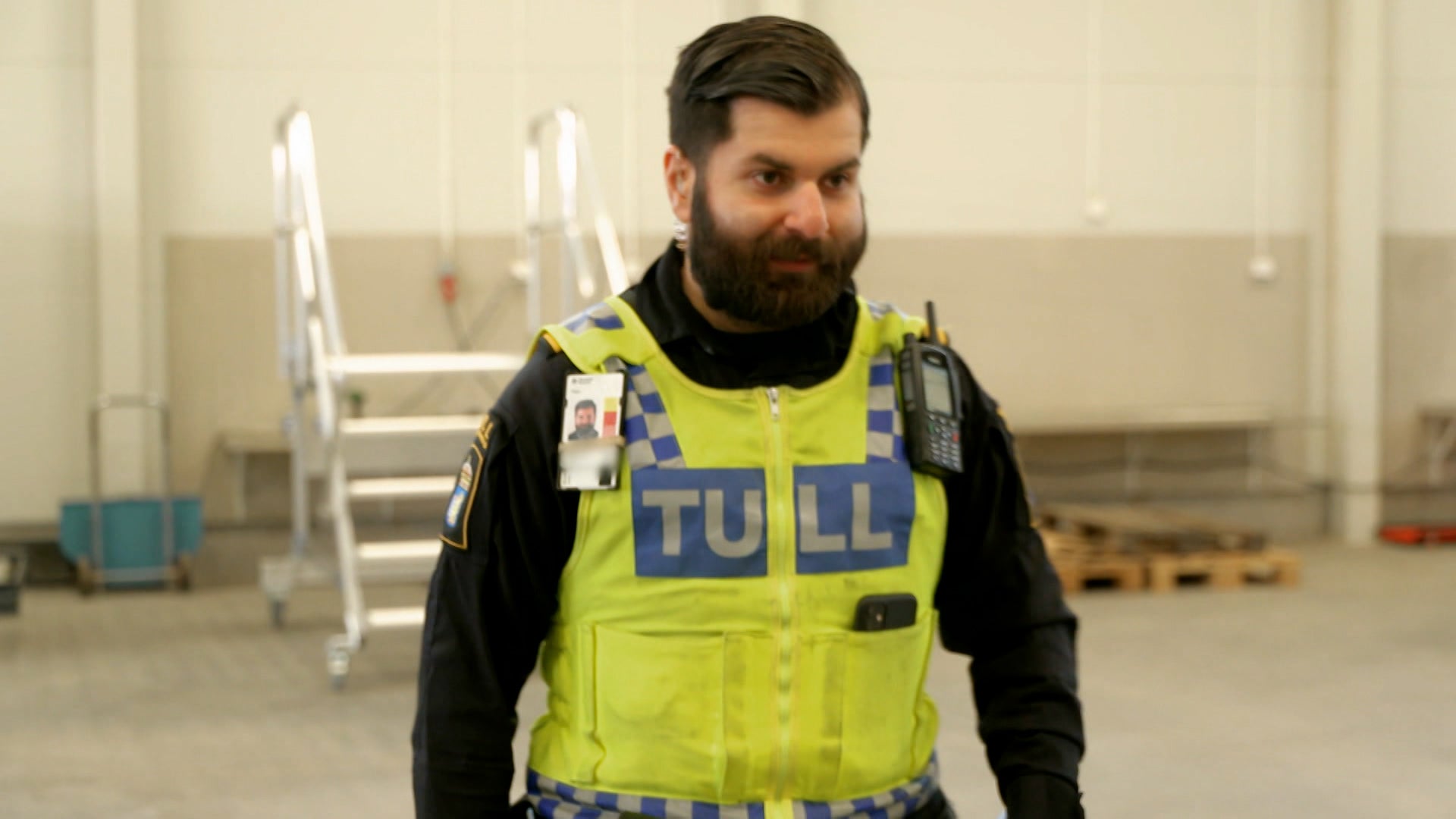 بوردر كنترول: سويدن الموسم 1 الحلقة 4 داستي يجد مسدساً