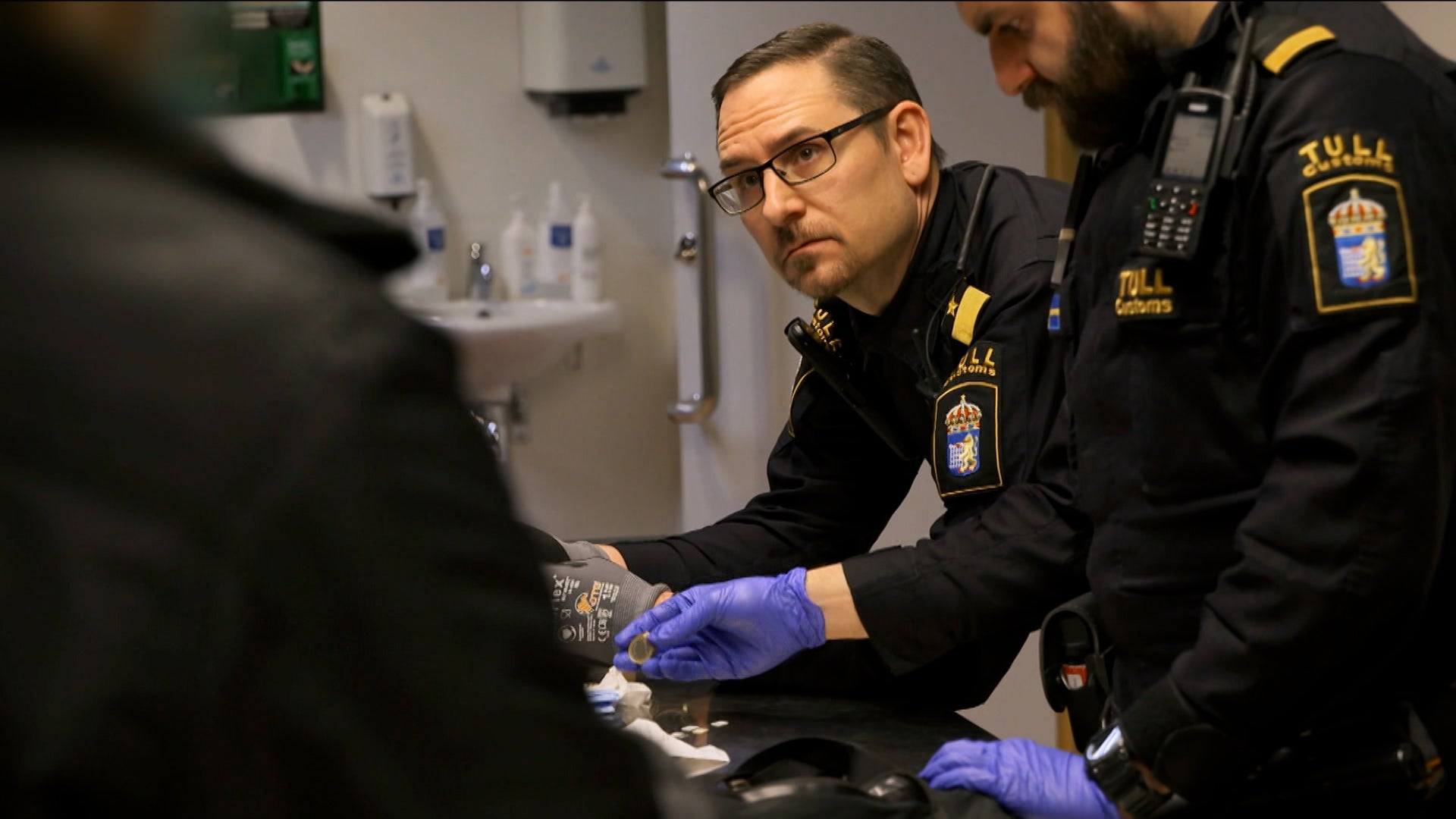 بوردر كنترول: سويدن الموسم 1 الحلقة 12 أسرار في الصندوق الخلفي